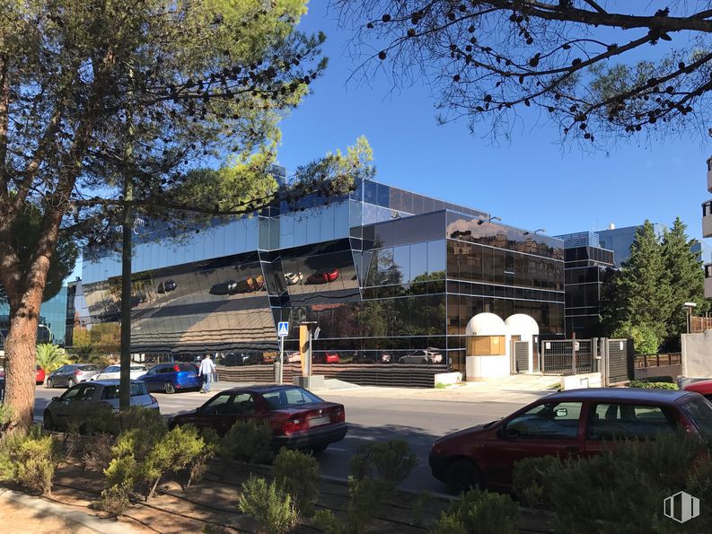 Office for sale at Avenida Europa, Moncloa - Aravaca, Madrid, 28023 with car, building, plant, sky, vehicle, wheel, tire, tree, automotive exterior and urban design around