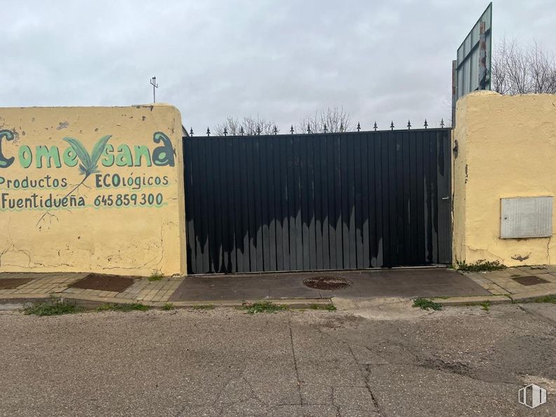 Industrial for sale at Calle Doctor Vergara Palencia, Fuentidueña de Tajo, Madrid, 28597 with sky, land lot, cloud, grass, road surface, asphalt, plant, gas, composite material and facade around