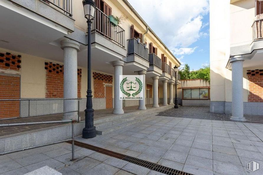 Retail for sale at Centro, Venturada, Madrid, 28729 with building, sky, window, cloud, road surface, urban design, floor, flooring, brick and plant around