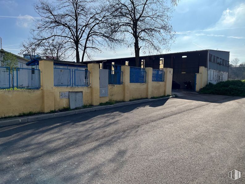 Industrial for rent at Calle Diciembre, San Blas - Canillejas, Madrid, 28022 with building, sky, cloud, tree, road surface, asphalt, land lot, plant, neighbourhood and residential area around