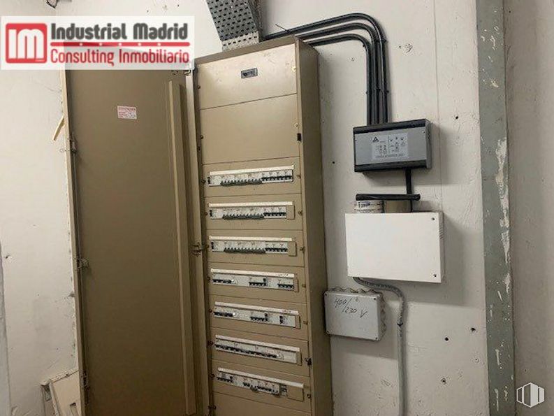 Nave en venta en Zona industrial, Coslada, Madrid, 28820 con cableado eléctrico, gas, electricidad, máquina, suministro eléctrico, dispositivo electrónico, cable, fuente, metal y cable alrededor