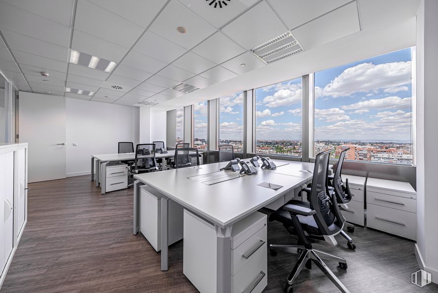 Oficina en alquiler en Edificio Cuzco IV, Paseo Castellana, 141, Tetuán, Madrid, 28046 con silla, mesa, mueble, propiedad, edificio, nube, ventana, cocina, diseño de interiores y cielo alrededor