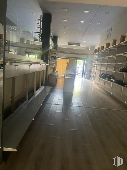 Retail for sale & for rent at Calle Bravo Murillo, Chamberí, Madrid, 28003 with furniture, fixture, tile flooring, flooring, floor, wood, glass, ceiling, space and composite material around