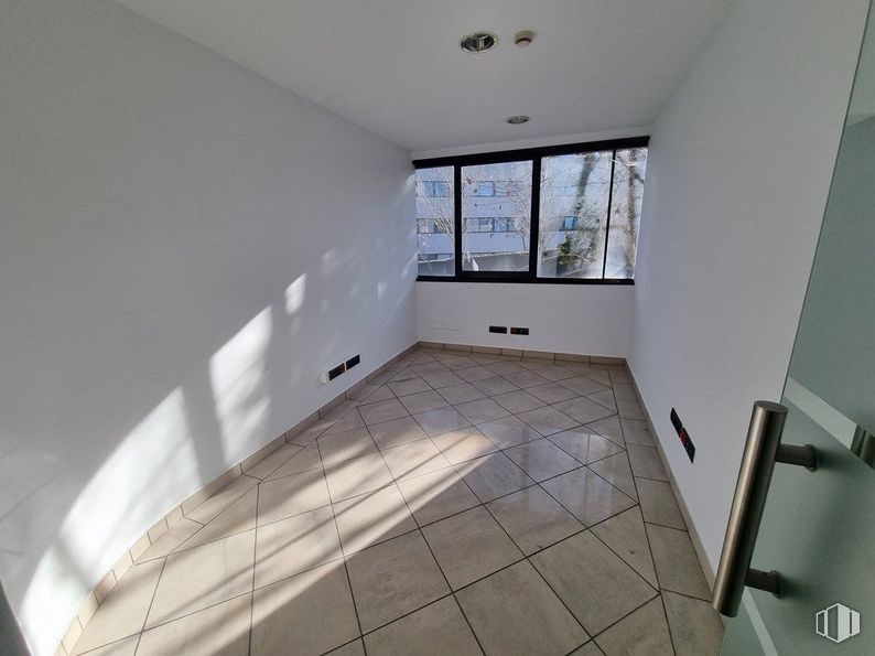 Oficina en venta en Edificio Ecu, Calle Pollensa, 6, Las Rozas de Madrid, Madrid, 28230 con ventana, accesorio, madera, material compuesto, suelo, vidrio, techo, edificio, material de construcción y apartamento alrededor