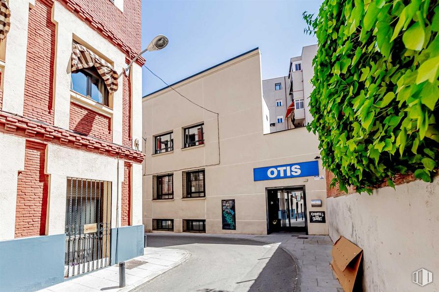 Oficina en venta en Calle Robledillo, 9, Chamberí, Madrid, 28003 con ventana, azure, cielo, edificio, diseño urbano, planta, fachada, carretera, superficie de la carretera y acera alrededor