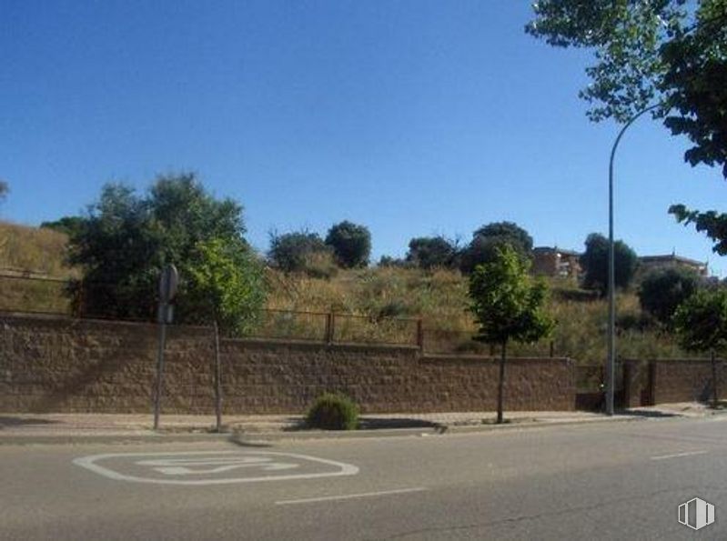 Land for sale at Zona Los Cigarrales - La Bastida, Toledo, 45008 with plant, sky, plant community, tree, land lot, shade, road surface, vegetation, asphalt and fence around