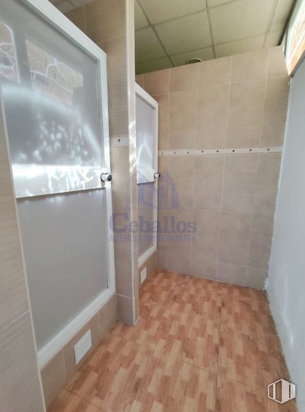 Retail for rent at Avenida Barcelona, Guadalajara, 19005 with building, fixture, interior design, shower door, floor, flooring, house, composite material, glass and ceiling around