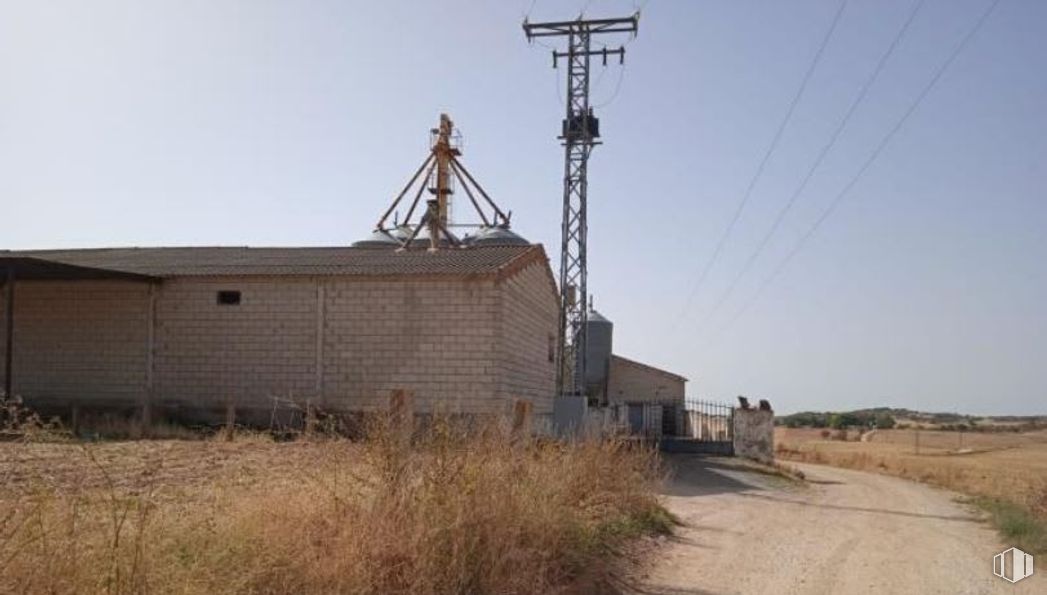 Industrial for sale at Zona industrial, Mondéjar, Guadalajara, 19110 with overhead power line, electricity, electrical cable, electrical network, public utility, wire, electrical supply, village, soil and antenna around