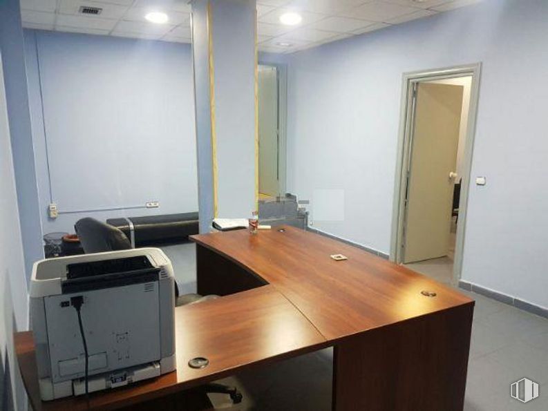 Retail for rent at Avenida Castilla, Guadalajara, 19002 with printer, desk, table, door, computer desk, office chair, building, fixture, wood and interior design around