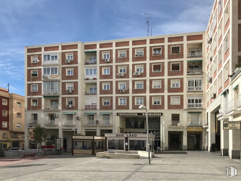 Retail for sale at Plaza Virgen del Romero, Ciudad Lineal, Madrid, 28027 with building, property, window, sky, architecture, urban design, condominium, tower block, neighbourhood and facade around