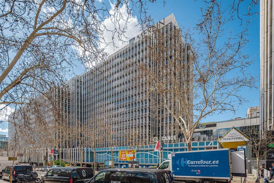 Oficina en alquiler en Edificio Cadagua, Paseo Castellana, 93, Tetuán, Madrid, 28046 con coche, edificio, rueda, cielo, durante el día, rascacielos, neumático, bloque de pisos, vehículo y condominio alrededor