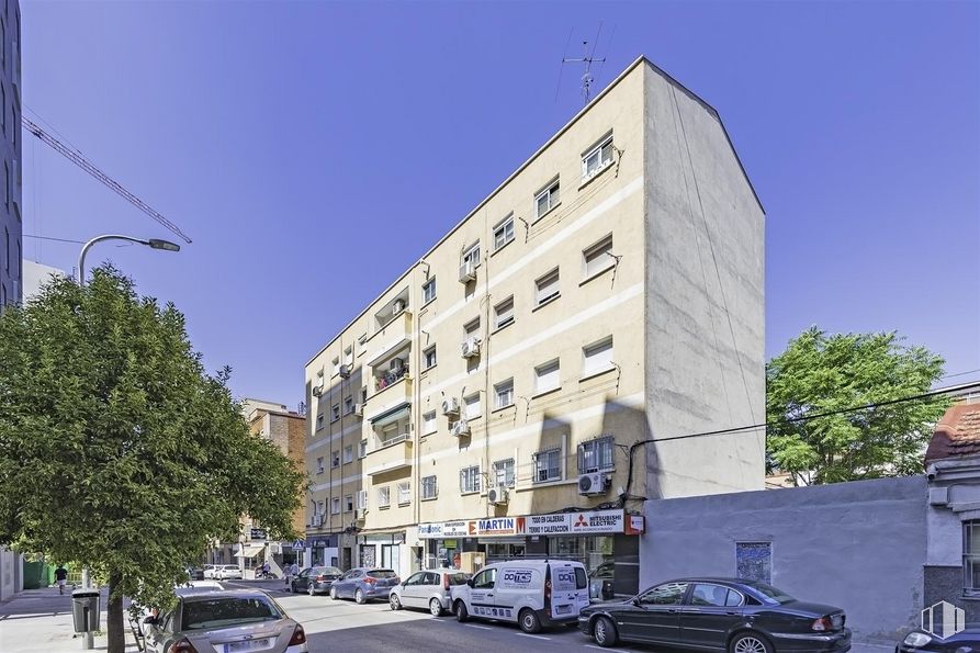 Local en venta en Calle Puerto Bonaigua, 42, Puente de Vallecas, Madrid, 28018 con coche, edificio, camioneta, luz de la calle, neumático, rueda, cielo, vehículo terrestre, vehículo y infraestructura alrededor