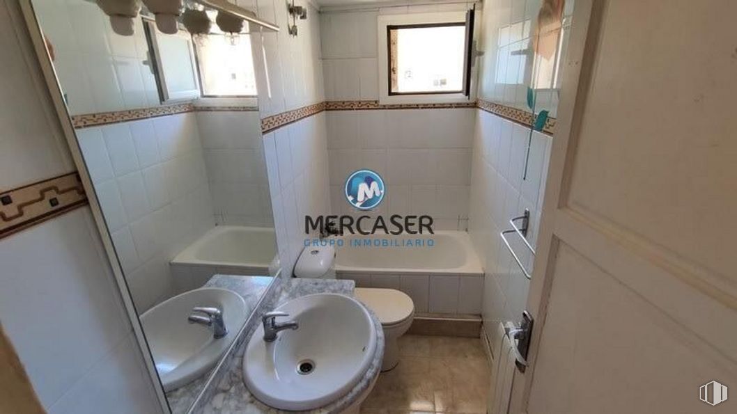 Retail for sale & for rent at Calle Marcial Lalanda, 3, Rivas-Vaciamadrid, Madrid, 28529 with sink, window, door, plumbing fixture, tap, mirror, bathroom sink, bathroom, fixture and toilet around