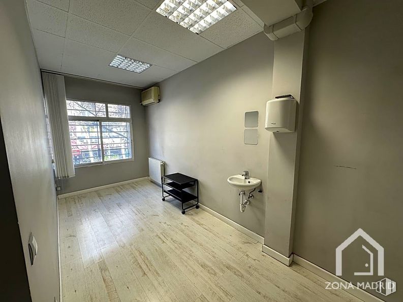 Local en venta en Calle Palencia, Tetuán, Madrid, 28020 con mueble, ventana, propiedad, edificio, accesorio, alumbrado, interiorismo, hall, suelos y madera alrededor