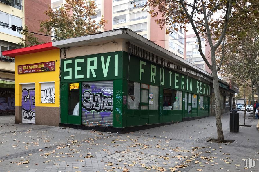 Local en alquiler en Barrio del Pilar, Fuencarral - El Pardo, Madrid, 28029 con edificio, ventana, propiedad, árbol, barrio, superficie de carretera, acera, casa, carretera y fachada alrededor