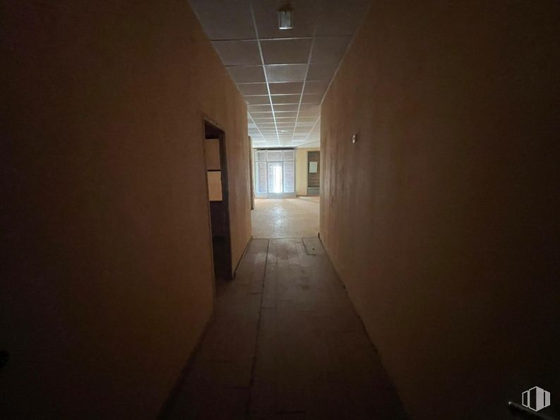 Retail for sale at Calle Ingeniero Mariño, Guadalajara, 19001 with window, fixture, wood, floor, flooring, door, hall, tints and shades, symmetry and darkness around