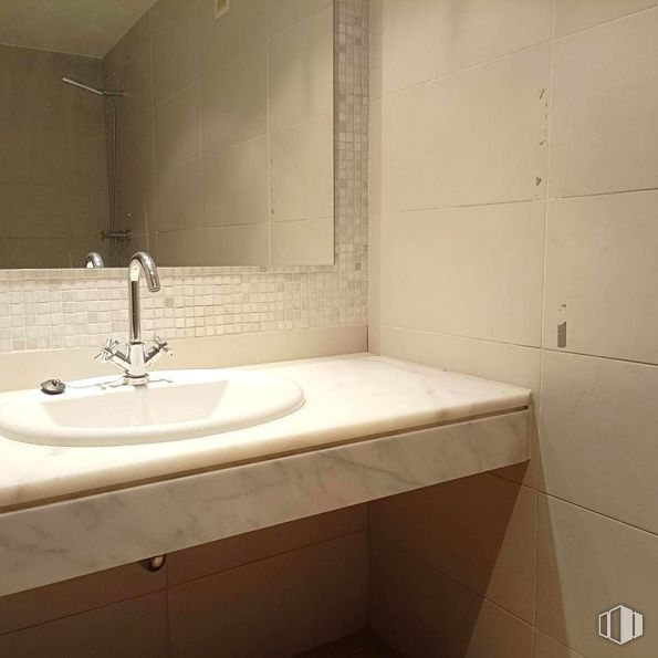 Office for rent at Calle Manuel Pombo Angulo, Hortaleza, Madrid, 28050 with tap, sink, bathroom cabinet, wall, flooring, bathroom sink, plumbing fixture, floor, interior design and bathroom around