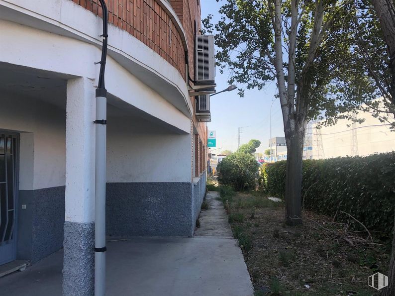 Nave en alquiler en Calle E, 27, Móstoles, Madrid, 28938 con planta, edificio, superficie de la carretera, sombra, arquitectura, asfalto, barrio, árbol, diseño urbano y zona residencial alrededor