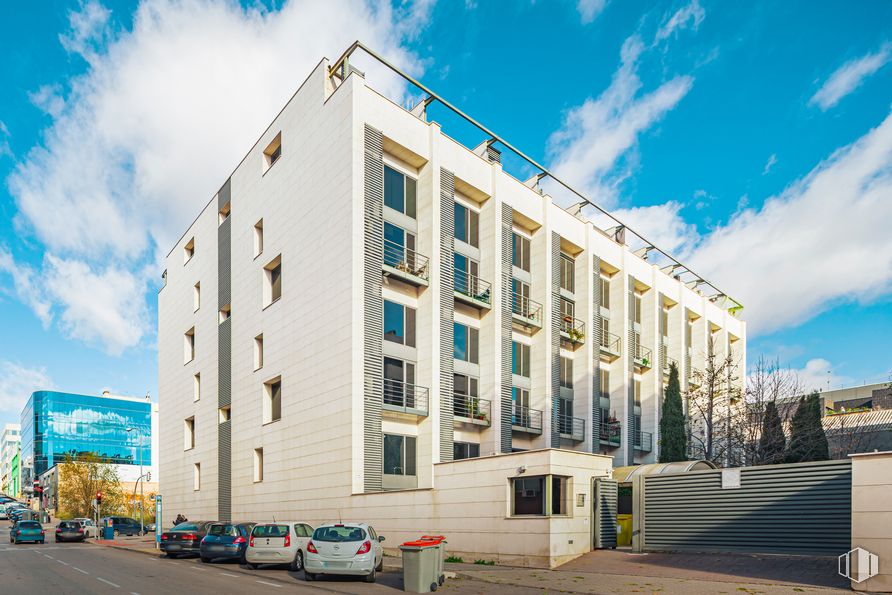 Oficina en alquiler en Calle Miguel Yuste, 29, San Blas - Canillejas, Madrid, 28037 con edificio, coche, nube, cielo, propiedad, azul, ventana, luz de la calle, neumático y bloque de torre alrededor