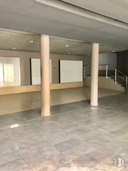 Retail for sale at Avenida Constitución, 28, El Escorial, Madrid, 28280 with tile flooring, hall, interior design, fixture, flooring, floor, composite material, real estate, column and building material around