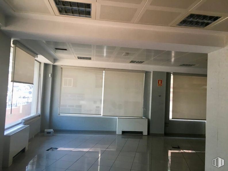 Local en venta en Calle Virgen de Icíar, 17, Alcorcón, Madrid, 28921 con ventana, edificio, accesorio, pasillo, suelo, piso, sombra, exterior automotriz, casa y bienes raíces alrededor