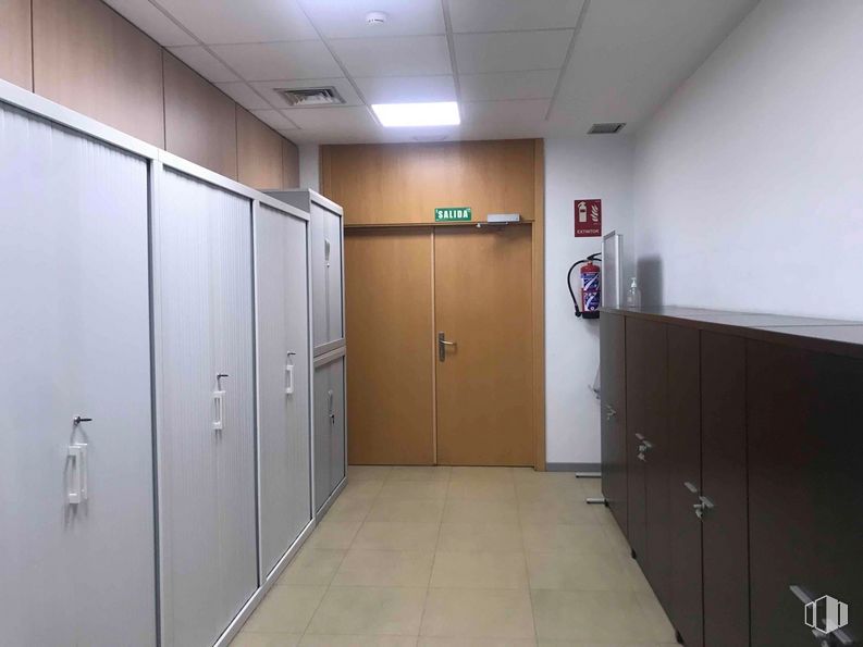 Oficina en alquiler en Zona empresarial, San Sebastián de los Reyes, Madrid, 28700 con ebanistería, armario, accesorio, puerta, suelos, techo, evento, asa, madera y habitación alrededor