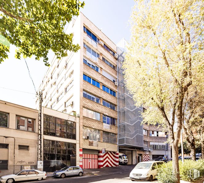 Nave en venta en Calle Sebastián Gómez, 5, Usera, Madrid, 28026 con coche, edificio, planta, durante el día, rueda, vehículo, cielo, blanco, ventana y infraestructura alrededor