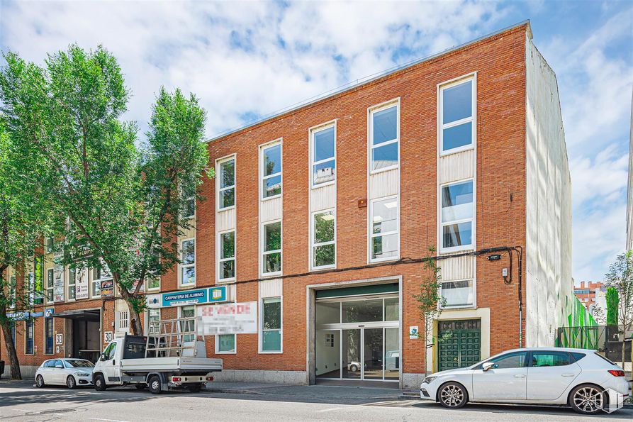 Nave en venta en Calle Julián Camarillo, 38, San Blas - Canillejas, Madrid, 28037 con coche, ventana, rueda, neumático, nube, edificio, cielo, vehículo, propiedad y árbol alrededor