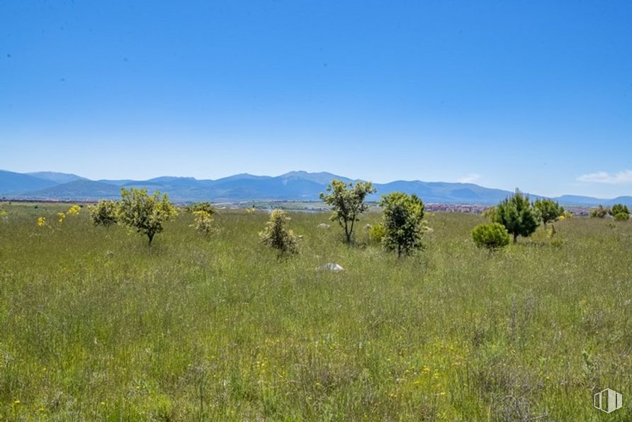 Suelo en venta en Las Zumaqueras, La Lastrilla, Segovia, 40196 con cielo, planta, nube, montaña, paisaje natural, árbol, lote de tierra, llanura, pastizal y carretera alrededor