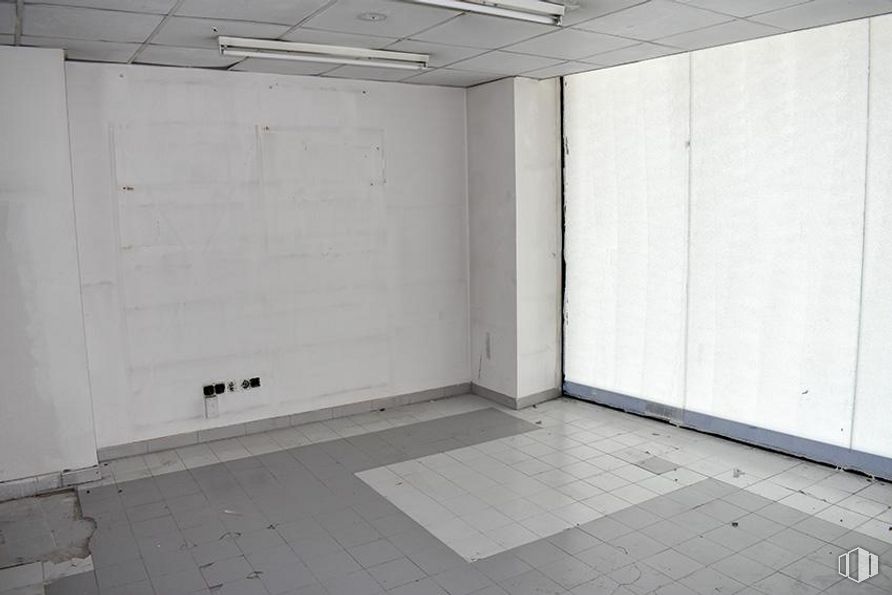 Retail for sale & for rent at Calle Nuestra Señora de Sonsoles, Ávila, 05003 with wardrobe, wood, floor, building, flooring, shade, ceiling, glass, concrete and hardwood around