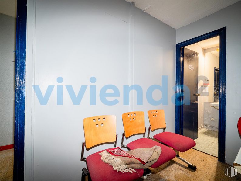 Local en venta en Calle Hermanos Machado, Ciudad Lineal, Madrid, 28017 con silla, mueble, propiedad, confort, accesorio, interiorismo, suelo, suelos, edificio y techo alrededor