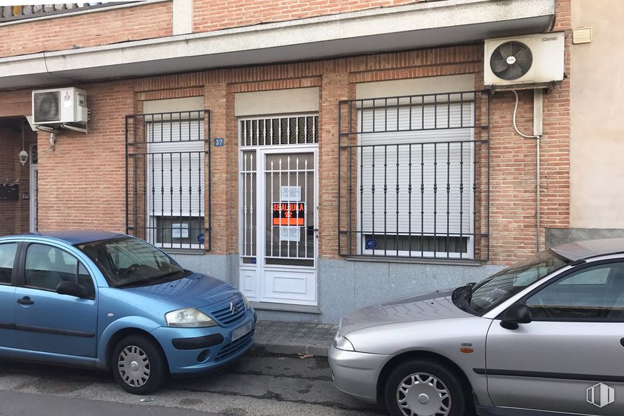 Retail for rent at Calle Carmen, 1, Sonseca, Toledo, 45100 with wheel, car, door, window, tire, automotive parking light, land vehicle, vehicle, property and vehicle registration plate around