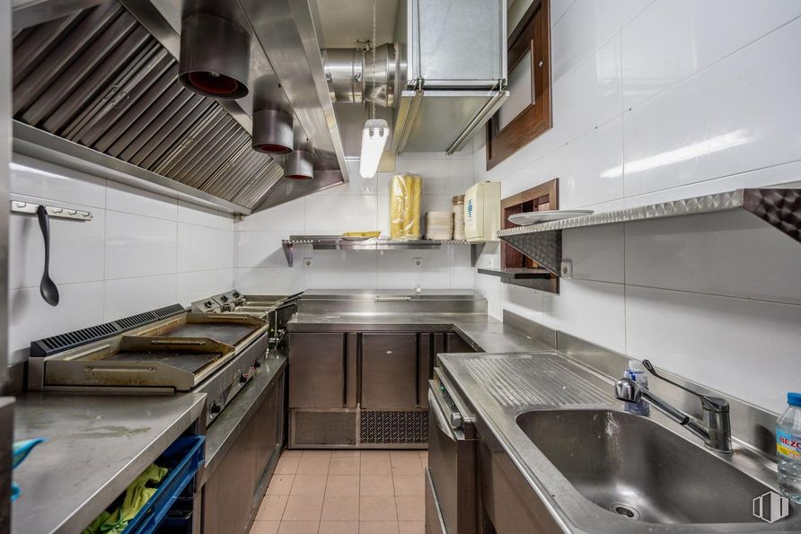 Retail for sale at Travesía de Federico García Lorca, 5, Mejorada del Campo, Madrid, 28840 with sink, kitchen, kitchen appliance, countertop, major appliance, kitchen stove, home appliance, stove, lighting and cabinetry around