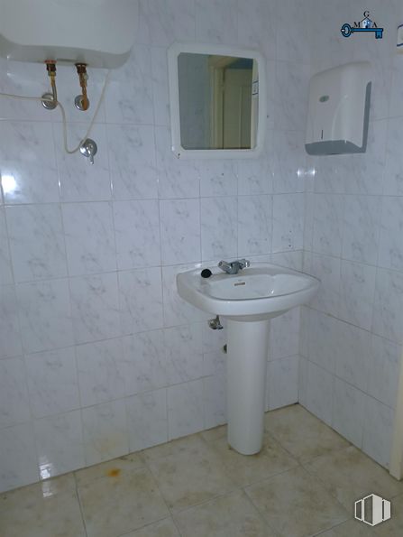 Retail for rent at Calle Miguel de Unamuno, 3, Fuenlabrada, Madrid, 28944 with mirror, sink, plumbing fixture, flooring, floor, bathroom sink, bathroom, plumbing, tile and tap around