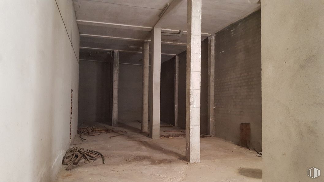 Retail for sale at Calle General Cuesta, 6, Talavera de la Reina, Toledo, 45600 with animal, wood, floor, flooring, hall, composite material, fixture, ceiling, concrete and plaster around