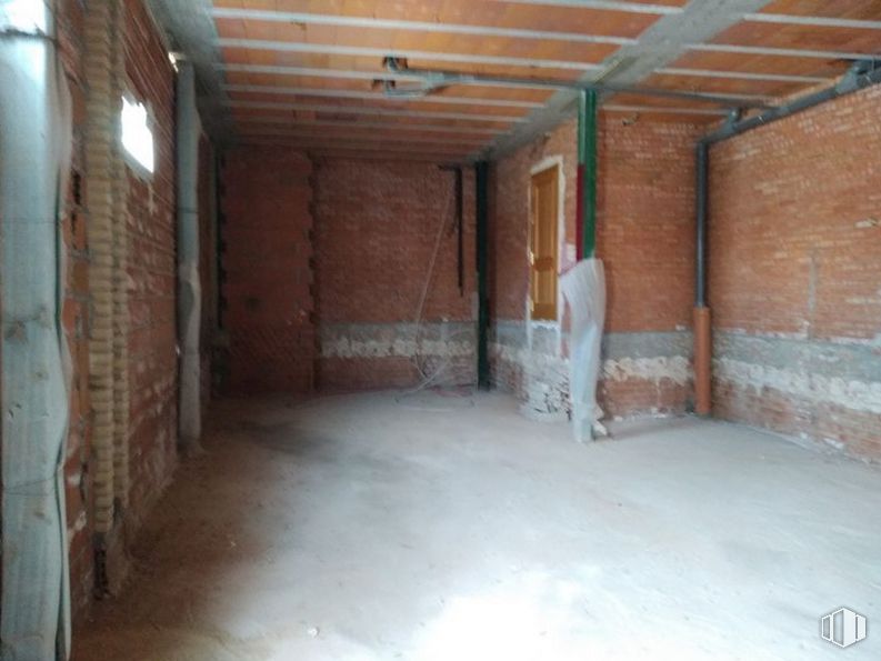 Retail for sale at Calle La Boleta, 9, Seseña, Toledo, 45223 with property, flooring, fixture, wood, floor, house, hall, wall, composite material and hardwood around