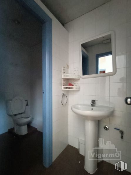 Oficina en alquiler en Calle Enmedio, Torrejón de Ardoz, Madrid, 28850 con inodoro, fregadero, espejo, accesorios de fontanería, grifo, lavabo, morado, cuarto de baño, interiorismo y suelo alrededor