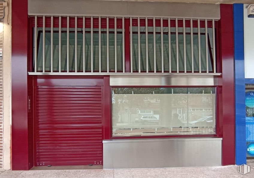 Retail for rent at Calle Balasar Gracián, 3, Segovia, 40006 with window, door, red, composite material, metal, building material, glass, design, wood stain and gate around