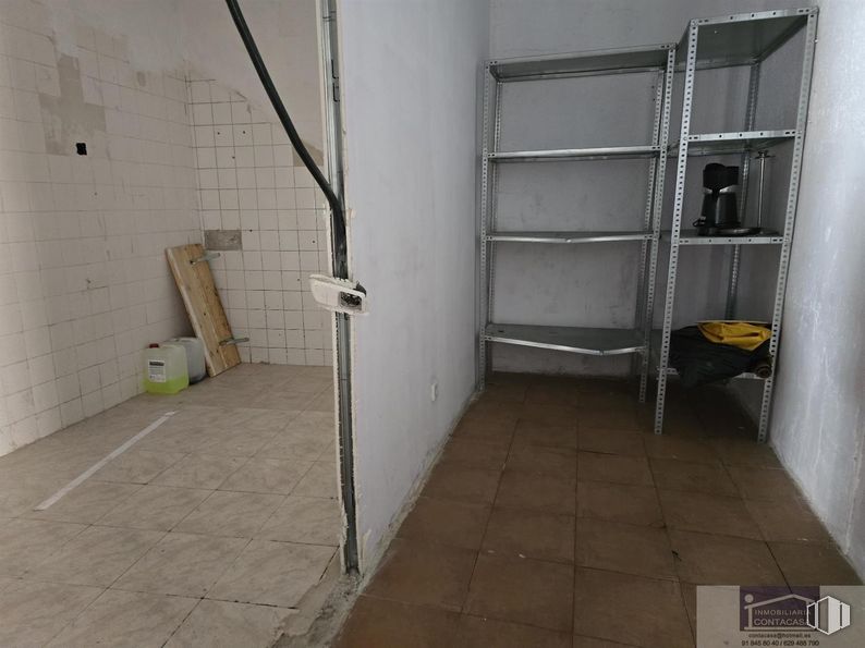 Retail for rent at Calle San Sebastián, Colmenar Viejo, Madrid, 28770 with building, fixture, flooring, floor, house, composite material, ceiling, wood, gas and hardwood around