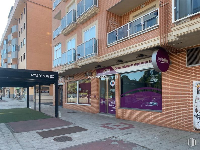 Retail for rent at Calle Agustín Rodríguez Sahagun, Ávila, 05003 with window, building, urban design, road surface, sidewalk, residential area, facade, city, road and commercial building around