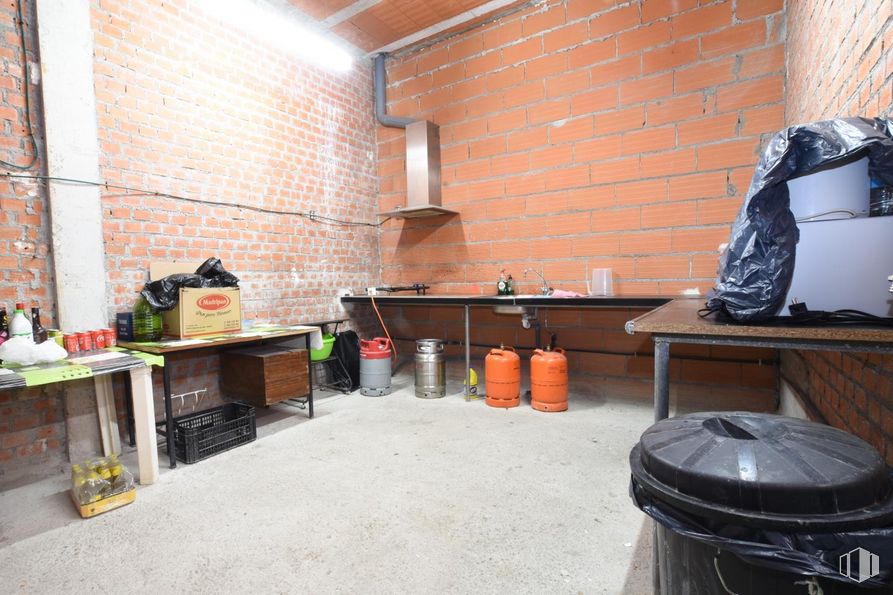 Retail for sale & for rent at Zona centro , Villarejo de Salvanés, Madrid, 28590 with luggage & bags, packaged goods, waste container, table, building, waste containment, wood, house, floor and flooring around