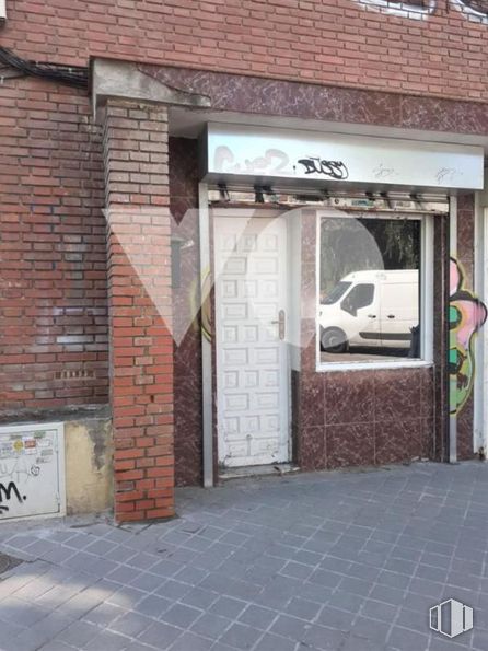 Local en alquiler en Plaza Ensidesa, San Blas - Canillejas, Madrid, 28027 con edificio, albañilería, ladrillo, puerta, coche, superficie de la carretera, planta, accesorio, material de construcción y madera alrededor