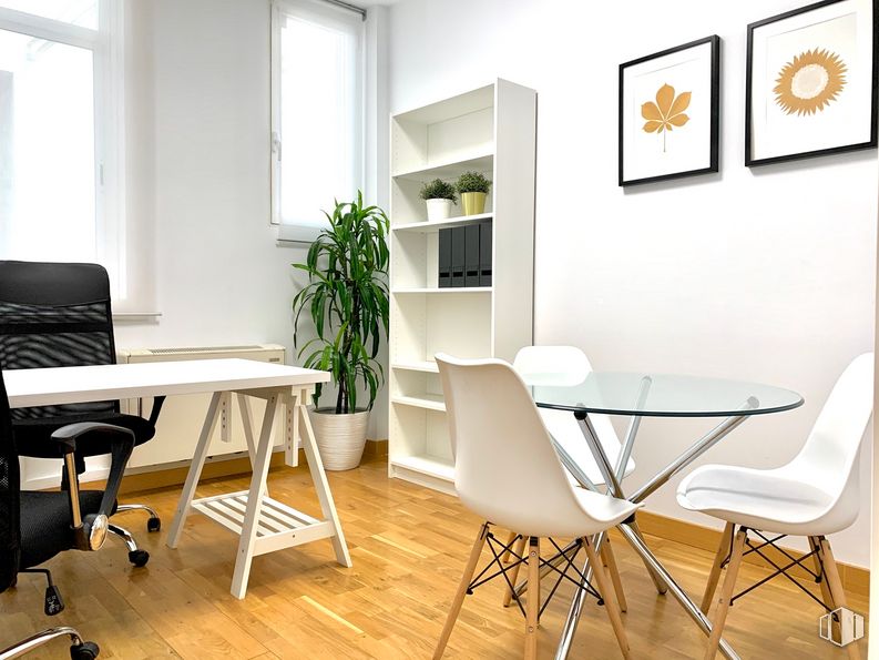 Oficina en alquiler en Calle Serrano, 19, Salamanca, Madrid, 28001 con silla, mesa, marco, planta de interior, mueble, blanco, planta, madera, amarillo, diseño de interiores, rectángulo y suelo alrededor