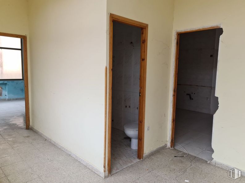 Retail for sale at Calle Nuestra Señora de los Remedios, Turégano, Segovia, 40370 with toilet, window, door, fixture, wood, handle, flooring, hardwood, home door and building around