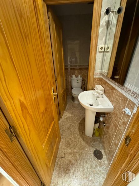 Retail for rent at Calle Unanimidad, Villaverde, Madrid, 28041 with toilet, sink, mirror, tap, plumbing fixture, property, bathroom sink, bathroom, wood and purple around