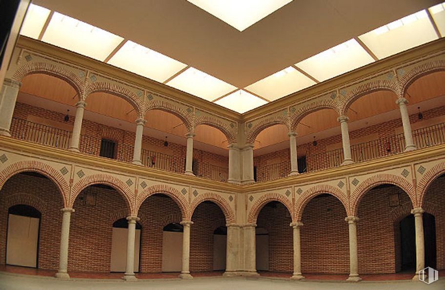 Retail for sale at Plaza del Salvador, 9, Arévalo, Ávila, 05200 with door, lighting, brick, brickwork, wood, facade, symmetry, tints and shades, arcade and column around