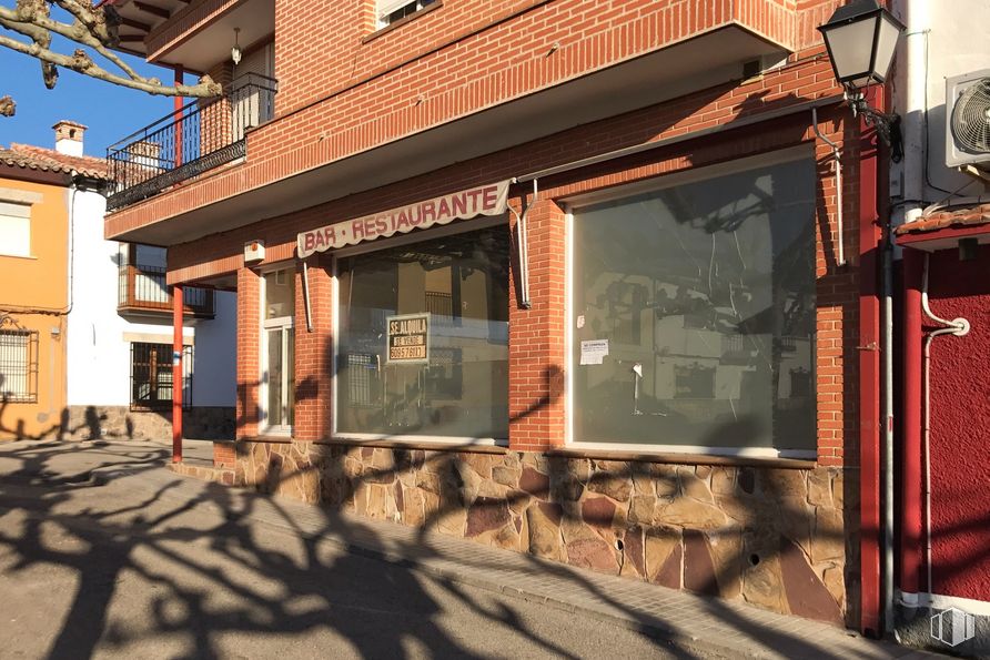 Retail for sale & for rent at Calle Javier Martín Artajo, 1, San Martín de Valdeiglesias, Madrid, 28680 with building, window, property, road surface, orange, wood, brick, neighbourhood, sky and public space around