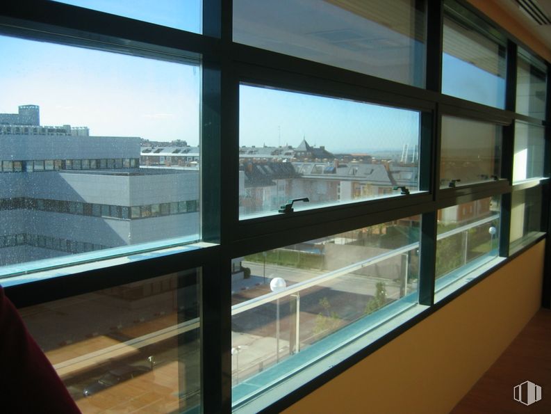 Oficina en alquiler y venta en Edificio Las Américas III, Calle Adolfo Pérez Esquivel, 3, Las Rozas de Madrid, Madrid, 28230 con ventana, cielo, edificio, tiempo de día, accesorio, sombra, diseño de interiores, encendiendo, casa y suelo alrededor