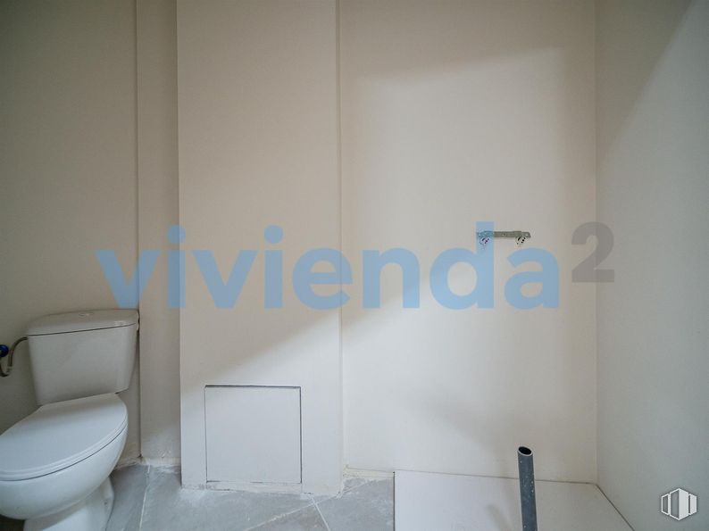 Local en venta en Calle Francisco Villaespesa, Ciudad Lineal, Madrid, 28017 con inodoro, suelo, suelos, accesorios de fontanería, cuarto de baño, fontanería, asiento del inodoro, azulejo, suelo de baldosas y iluminación natural alrededor