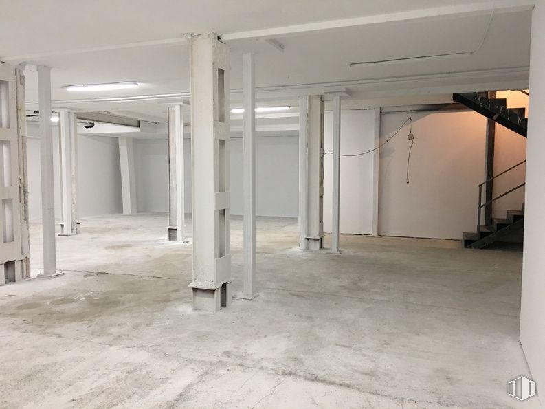 Local en alquiler y venta en Calle Julián Romea, 3, Chamberí, Madrid, 28003 con accesorio, pasillo, diseño de interiores, suelo, piso, exterior automotriz, edificio, material compuesto, gas y techo alrededor